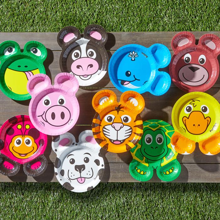 Hefty Zoo Pals plates sitting on a picnic table