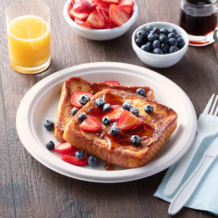 Hefty 9 inch ECOSAVE plate topped with french toast, blueberries and sliced strawberries